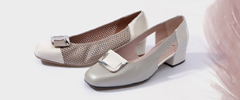 zapato salón de verano con adornos de metal